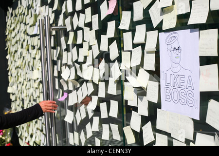 Post-It Zettel mit Nachrichten im Fenster der 14. Straße Apple Store nach dem Tod von Steve Jobs Stockfoto