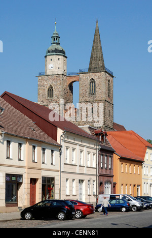 Kirche St. Nikolai in Jüterbog mit Bürgerhäusern. Stockfoto