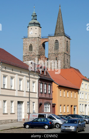 Kirche St. Nikolai in Jüterbog mit Bürgerhäusern. Stockfoto