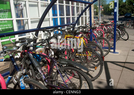 Fahrräder sicher abgestellt in einem Fahrradunterstand vor einem Bahnhof in England. Stockfoto