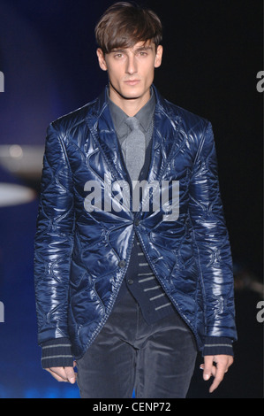 Eisberg Mailand Menswear bereit zu tragen Herbst Winter blau und Grau-Töne: Männermodel Fransen kurzhaarig, tragen metallic-blau Stockfoto