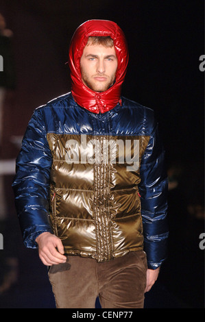 Eisberg Mailand Menswear bereit zu tragen Herbst Winter bärtigen männlichen Models tragen metallic braun-blau und rot mit Kapuze gesteppte puffa Stockfoto
