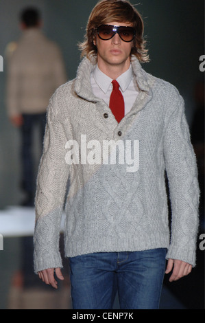 Eisberg Mailand Menswear bereit zu tragen Herbst Winter Männermodel mit Oversize-Sonnenbrille, Kabel stricken Pullover über gestreift weiß Stockfoto