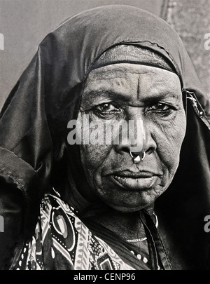 Alten Swahili Frau Lamu Insel trägt das schwarze Buibui Kopf Tuch und eine goldene Nase Ring Ornament Kenia Küste Ostafrikas Stockfoto