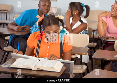 High School Klassenzimmer mit vier Kindern, ein Junge und drei Mädchen, die Geselligkeit Stockfoto