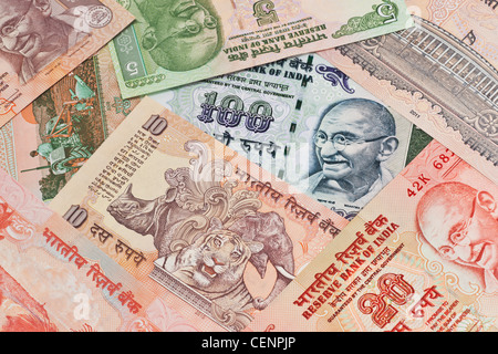 viele indische Rupien Rechnungen mit dem Porträt von Mahatma Gandhi nebeneinander liegend, Indien, Asien Stockfoto