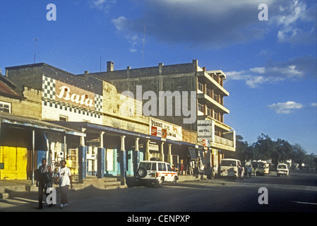 Wambuku Hotel und Shop Fronten auf Straße Naivasha Hauptort Kenia Afrika mit Bata und Pilsner Werbung Stockfoto