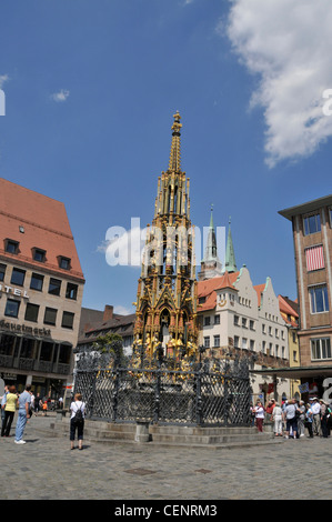 Der goldene Schoner Brunnen auf dem Marktplatz, (Hauptmarkt) in Nürnberg, Bayern, Deutschland Stockfoto