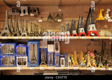 Souvenir-Shop mit Eiffelturm Statuen, Paris, Frankreich Stockfoto