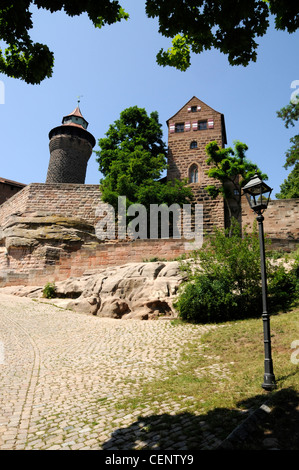 Die aus dem 13.. Jahrhundert erbaute Kaiserburg liegt auf einem Hügel mit Blick auf die Stadt Nürnberg in Deutschland Stockfoto