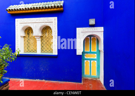 Tür in der Villa in der Mitte des Jardin Majorelle (Majorelle Garten), Marrakesch, Marokko, Nordafrika Stockfoto