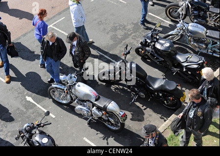 Menschenmengen versammelten sich auf stören Laufwerk für das Ace Cafe Reunion 2011 Stockfoto