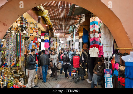 Rue Souk Smarine in den Souks, Medina, Marrakesch, Marokko, Nordafrika Stockfoto