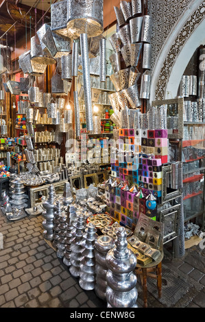 Geschäft mit Metallarbeiten in den Souks, Stadtteil Medina, Marrakesch, Marokko, Nordafrika Stockfoto