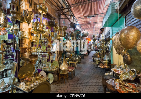 Läden, Metallarbeiten in den Souks, Stadtteil Medina, Marrakesch, Marokko, Nordafrika Stockfoto