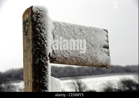 Schneebedeckte öffentlichen Fußweg Zeichen Stockfoto