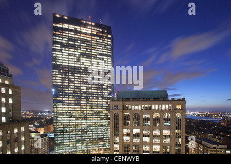 Gebäude leuchtet in der Dämmerung, John Hancock Tower, Boston, Massachusetts, USA Stockfoto