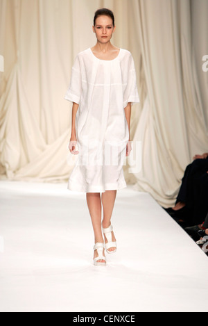 Betty Jackson London bereit, Verschleiß Frühling Sommer schlicht weiße knielange Kleid mit passenden Plateau-Schuhe Stockfoto