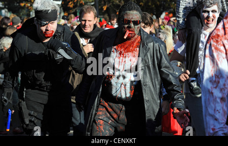 Hunderte von Menschen, die Teilnahme an der jährlichen Strand des Toten Zombie Walk in Brighton 2012 Stockfoto