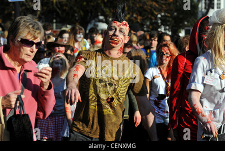 Hunderte von Menschen, die Teilnahme an der jährlichen Strand des Toten Zombie Walk in Brighton 2012 Stockfoto