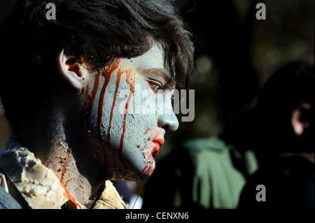 Hunderte von Menschen, die Teilnahme an der jährlichen Strand des Toten Zombie Walk in Brighton 2012 Stockfoto