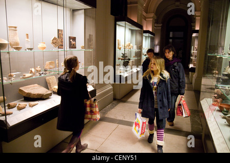 Kinder besuchen die Galerien des Fitzwilliam Museum, Cambridge UK Stockfoto