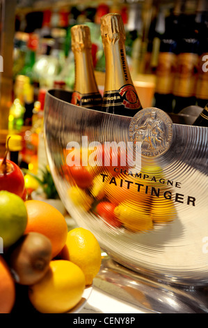 Zwei Flaschen Taittinger Champagner kühlen in einem Eiskübel. London, Großbritannien Stockfoto