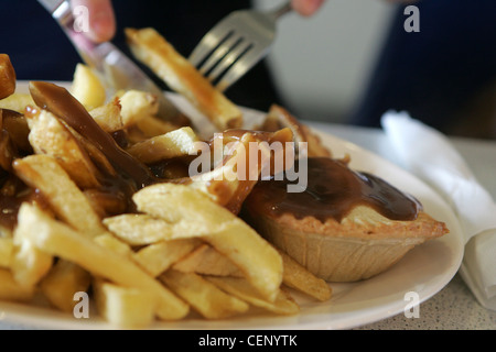 Kinder essen Chips Chip Shop in stockport Stockfoto