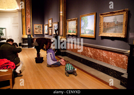 Familien in einer der Galerien des Fitzwilliam Museum, Cambridge UK Stockfoto