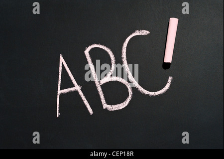 Tafel mit ABC rosa Kreide drauf geschrieben Stockfoto