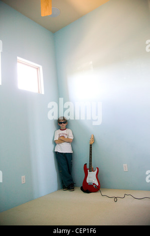 Kleiner Junge spielt e-Gitarre Stockfoto