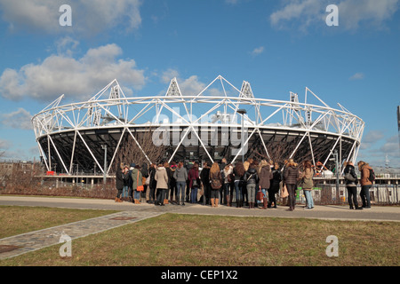 Eine Reisegruppe, die nahezu vollständige (im Februar 2012) London 2012 Olympischen Leichtathletik-Stadion in Stratford, London zu besuchen. Stockfoto