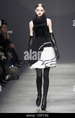 Eisberg Mailand bereit zu tragen Herbst Winter Pelz getrimmt monochrome flauschige ärmelloses Kleid Rollkragen, accessorized schwarz Stockfoto