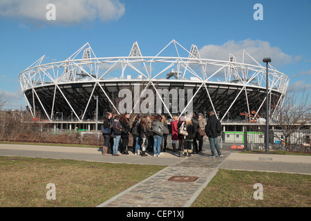 Eine Reisegruppe, die nahezu vollständige (im Februar 2012) London 2012 Olympischen Leichtathletik-Stadion in Stratford, London zu besuchen. Stockfoto