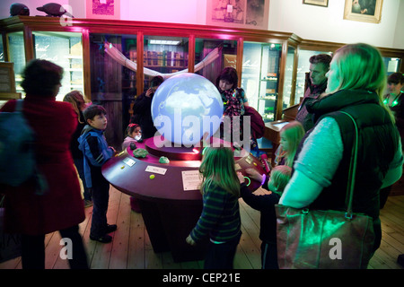 Familien mit Kindern besuchen die Geowissenschaften Sedgwick Museum, abends "Twilight in den Museen", Cambridge UK Stockfoto