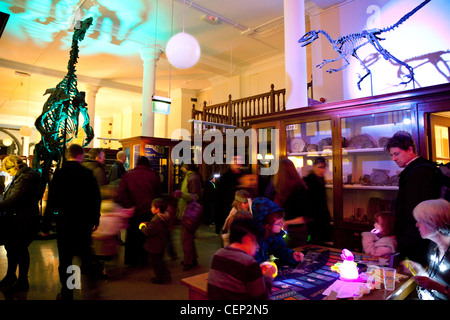 Familien mit Kindern besuchen die Geowissenschaften Sedgwick Museum, abends "Twilight in den Museen", Cambridge UK Stockfoto