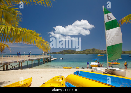 Steg, Boote und Hobie Cat, Plantation Island Resort, Malolo Lailai Island, Mamanuca Inseln, Fiji, Südsee Stockfoto