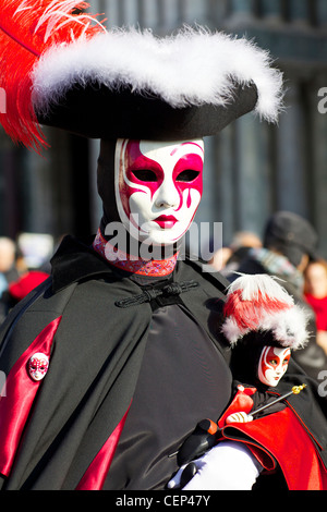 Maskierte Nachtschwärmer bei der Karneval von Venedig in Italien Stockfoto