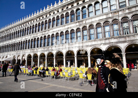 Maskierte Nachtschwärmer in Markusplatz entfernt an der Karneval von Venedig in Italien. Stockfoto