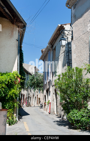 Typische französische Gasse in Bauduen Stockfoto