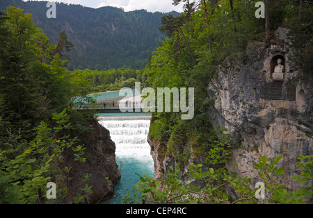 Lechfall und Klamm Füssen, Bayern, Deutschland. Büste von König Maximilian II. von Bayern in den Berghang. Teil der romantischen Straße Stockfoto