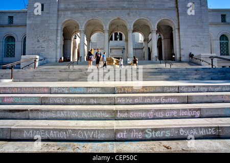 Kreide Occupy Wall Street Erklärungen und Stellungnahmen zu schmücken die Schritte von Los Angeles City Hall im Oktober 2011. Stockfoto