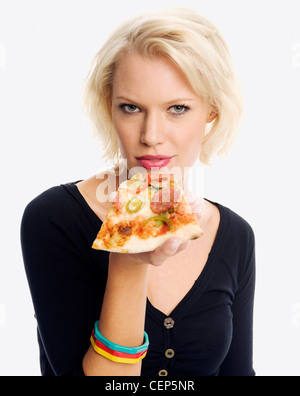 Frau hält ein Stück dünne Kruste italienische Pizza, etwa um einen Bissen zu nehmen Stockfoto