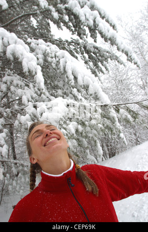 Mädchen spielen im Schnee in New Hampshire Stockfoto