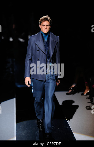 Versace Mailand Menswear bereit zu tragen Herbst Winter dunkelblau Jacke und blaue Hose mit Schal mit print Stockfoto