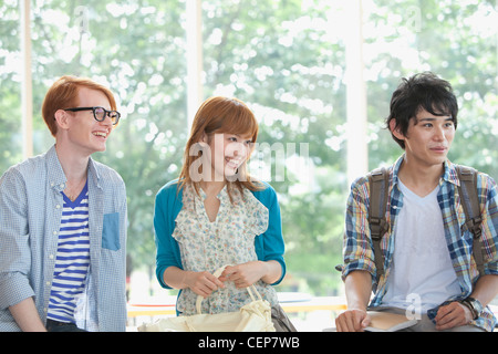 Studenten am Campus sprechen Stockfoto