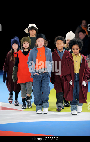 Adidas Yohji Yamamoto New York bereit zu tragen Herbst Winter Gruppe von Kindern Stockfoto