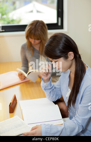 Studenten studieren an Studiensaal Stockfoto