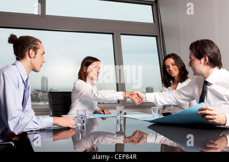 Geschäft zwischen Geschäftsleuten handshaking Stockfoto