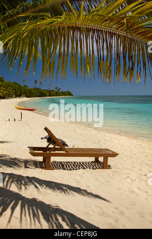 Strand, Palmen und liege, Plantation Island Resort, Malolo Lailai Island, Mamanuca Inseln, Fidschi-Inseln, Süd-Pazifik Stockfoto